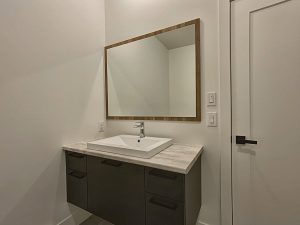 Ceci est une photo de la salle de bain, modèle Panorama