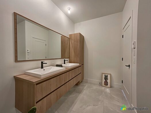Ceci est une photo de salle de bain, modèle Béa