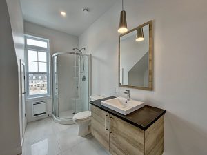 Ceci est une photo de salle de bain du condo Bruant-des-Marais à Magog