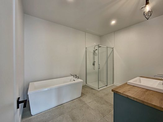 Ceci est une photo de la salle de bain du condo Bruant-des-Marais à Magog